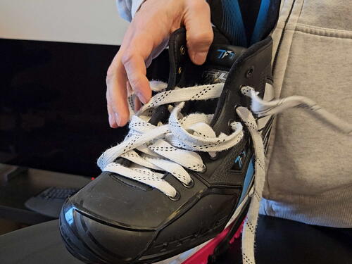 Lacing a skate